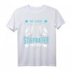 Lustiges Vatertags- & Geburtstagsgeschenk für Stiefpapa - T-Shirt mit Spruch 'So Sieht Der Beste Stiefvater Der Welt Aus'