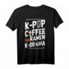K-Pop Coffee Ramen K-Drama Koreanische Pop Musik T-Shirt – Exklusives Design für Fans, Geburtstags- & Weihnachtsgeschenk