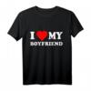 I love my boyfriend T-Shirt - Romantisches Geschenk für den Partner, klassisch geschnitten, doppelt genähter Saum