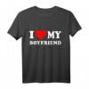 I love my boyfriend T-Shirt - Romantisches Geschenk für den Partner, klassisch geschnitten, doppelt genähter Saum