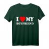 I love my boyfriend T-Shirt - Romantisches Geschenk für den Partner, klassisch geschnitten, doppelt genähter Saum