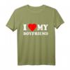 I love my boyfriend T-Shirt - Romantisches Geschenk für den Partner, klassisch geschnitten, doppelt genähter Saum