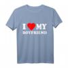 I love my boyfriend T-Shirt - Romantisches Geschenk für den Partner, klassisch geschnitten, doppelt genähter Saum