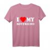 I love my boyfriend T-Shirt - Romantisches Geschenk für den Partner, klassisch geschnitten, doppelt genähter Saum