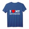 I love my boyfriend T-Shirt - Romantisches Geschenk für den Partner, klassisch geschnitten, doppelt genähter Saum