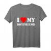 I love my boyfriend T-Shirt - Romantisches Geschenk für den Partner, klassisch geschnitten, doppelt genähter Saum