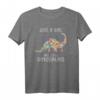 Girls Loves Dinosaurs Dinosaurier Mädchen Teenager T-Shirt - Klassisch geschnitten, doppelt genähter Saum, perfekt für Dinosaurier-Fans