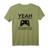 YEAH DIE SONNE SCHEINT HEUTE ZOCKE ICH IN KURZEN HOSEN - Trendiges Gaming T-Shirt für PC- & Konsolen-Gamer, Streamer & E-Sports Fans