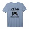 YEAH DIE SONNE SCHEINT HEUTE ZOCKE ICH IN KURZEN HOSEN - Trendiges Gaming T-Shirt für PC- & Konsolen-Gamer, Streamer & E-Sports Fans