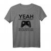 YEAH DIE SONNE SCHEINT HEUTE ZOCKE ICH IN KURZEN HOSEN - Trendiges Gaming T-Shirt für PC- & Konsolen-Gamer, Streamer & E-Sports Fans
