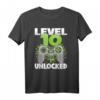 Level 10 Unlocked Gaming T-Shirt zum 10. Geburtstag - Lustiges Geschenk für Jungen, Mädchen, Damen und Herren mit Gaming Controller Design