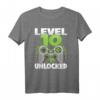 Level 10 Unlocked Gaming T-Shirt zum 10. Geburtstag - Lustiges Geschenk für Jungen, Mädchen, Damen und Herren mit Gaming Controller Design