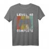 Level 40 Complete Gaming T-Shirt – Perfektes Geburtstagsgeschenk für Männer, Gamer und Videospiel-Fans zum HapDuck