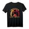 Master Level Complete Abschluss Geschenk Gamer T-Shirt – Lustiges Outfit für Absolventen, Studenten & Nerds zum Uni- oder Hochschulabschluss