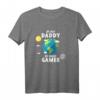 Herren Von Day Daddy Bei Nacht Gamer Videospiel Gamer Dad T-Shirt – Perfektes Geschenk für stolze Gamer Väter an Vatertag & Geburtstag
