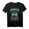 Lustiges Gamer T-Shirt - 'Gezwungen Den Controller Wegzulegen' für Zocker, perfekt als Geschenk zum Geburtstag oder Gaming-Event