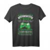 Lustiges Gamer T-Shirt - 'Gezwungen Den Controller Wegzulegen' für Zocker, perfekt als Geschenk zum Geburtstag oder Gaming-Event