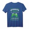 Lustiges Gamer T-Shirt - 'Gezwungen Den Controller Wegzulegen' für Zocker, perfekt als Geschenk zum Geburtstag oder Gaming-Event