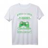 Lustiges Gamer T-Shirt - 'Gezwungen Den Controller Wegzulegen' für Zocker, perfekt als Geschenk zum Geburtstag oder Gaming-Event