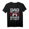 HapDuck T-Shirt für Papa - Tagsüber Papa, Nachts Gamer mit Spiel-Controller, lustiges Geburtstagsgeschenk für Gaming-Väter