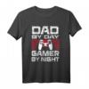 HapDuck T-Shirt für Papa - Tagsüber Papa, Nachts Gamer mit Spiel-Controller, lustiges Geburtstagsgeschenk für Gaming-Väter