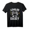 Leveled Up To Daddy Baby Announcement Gaming T-Shirt – Lustiges Familien Shirt für Geburt, Baby- oder Schwangerschaftsankündigung, Geburtstag & Weihnachten