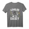 Leveled Up To Daddy Baby Announcement Gaming T-Shirt – Lustiges Familien Shirt für Geburt, Baby- oder Schwangerschaftsankündigung, Geburtstag & Weihnachten