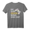 Zockern Eat Sleep Zocken Since 2007 Gamer T-Shirt – Perfektes Geschenk für Gamer & Gamerin, Geburtstagsidee für Generation Y Zocker