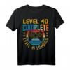 Level 40 Complete Level 41 Loading 40.Geburtstag Video Gamer T-Shirt mit Retro Konsole Design – Perfekt als Geschenk für Nerds, Geeks und Gaming-Fans