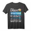 Junggesellenabschied T-Shirt Männer mit Spruch 'Er heiratet, wir sind nur zum Feiern hier' – Perfekt für Polterabend & letzte Nacht mit Jungs