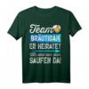 Junggesellenabschied T-Shirt Männer mit Spruch 'Er heiratet, wir sind nur zum Feiern hier' – Perfekt für Polterabend & letzte Nacht mit Jungs