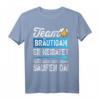 Junggesellenabschied T-Shirt Männer mit Spruch 'Er heiratet, wir sind nur zum Feiern hier' – Perfekt für Polterabend & letzte Nacht mit Jungs