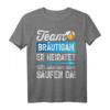 Junggesellenabschied T-Shirt Männer mit Spruch 'Er heiratet, wir sind nur zum Feiern hier' – Perfekt für Polterabend & letzte Nacht mit Jungs