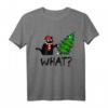 Lustiges Black Cat Geschenk - Pushing Christmas Tree Over Cat T-Shirt für Katzenliebhaber, Weihnachten, Halloween & Geburtstage