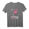 Lustiges Team Braut JGA T-Shirt für Frauen mit Spruch 'Sie heiratet, wir sind nur zum Saufen hier' – Perfekt für Junggesellinnenabschied, Polterabend & Party