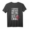 Ich habe ein weiteres Meeting überlebt, das eine E-Mail sein T-Shirt - Sarkastisches Büro Geschenk für Chefs, Kollegen und Partner