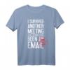 Ich habe ein weiteres Meeting überlebt, das eine E-Mail sein T-Shirt - Sarkastisches Büro Geschenk für Chefs, Kollegen und Partner