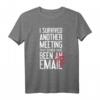 Ich habe ein weiteres Meeting überlebt, das eine E-Mail sein T-Shirt - Sarkastisches Büro Geschenk für Chefs, Kollegen und Partner