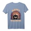 Happy Halloween T-Shirt mit Kürbis, Mond, Fledermäusen und Hexe – Perfekt für Halloween-Partys und saisonale Feierlichkeiten