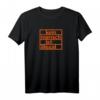 Kein Mensch ist illegal! T-Shirt mit orangem Druck gegen Rassismus, Fremdenfeindlichkeit und rechte Hetze