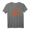 Kein Mensch ist illegal! T-Shirt mit orangem Druck gegen Rassismus, Fremdenfeindlichkeit und rechte Hetze