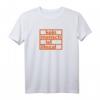 Kein Mensch ist illegal! T-Shirt mit orangem Druck gegen Rassismus, Fremdenfeindlichkeit und rechte Hetze