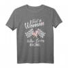 Nur eine Frau, die liebt Racing T-Shirt – Perfektes Geschenk für Damen, Mädchen & Motorsportfans zum Geburtstag, Muttertag oder Jubiläum