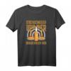 Stockschießen und Bier Darum bin ich hier Trinken T-Shirt - Lustiges Wintersport- und Bierfan-Shirt für Freunde und Familie