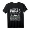 Manche Papas Spielen Fußball & Kettensäge T-Shirt – Coole Vatertagsgeschenkidee für Handwerker, Förster & Fußballfans