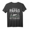 Manche Papas Spielen Fußball & Kettensäge T-Shirt – Coole Vatertagsgeschenkidee für Handwerker, Förster & Fußballfans