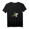 HapDuck Snoopy Woodstock Feiertags-Baum T-Shirt mit V-Ausschnitt - Lizenziertes Peanuts Design für Geburtstags- und Feiertagsfeiern