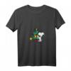 HapDuck Snoopy Woodstock Feiertags-Baum T-Shirt mit V-Ausschnitt - Lizenziertes Peanuts Design für Geburtstags- und Feiertagsfeiern