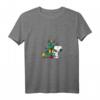 HapDuck Snoopy Woodstock Feiertags-Baum T-Shirt mit V-Ausschnitt - Lizenziertes Peanuts Design für Geburtstags- und Feiertagsfeiern