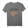 Nur Ein Mädchen, Das Leopardenmuster Mag - Trendiges T-Shirt für Frauen und Mädchen, Leopard Print Design mit Herz